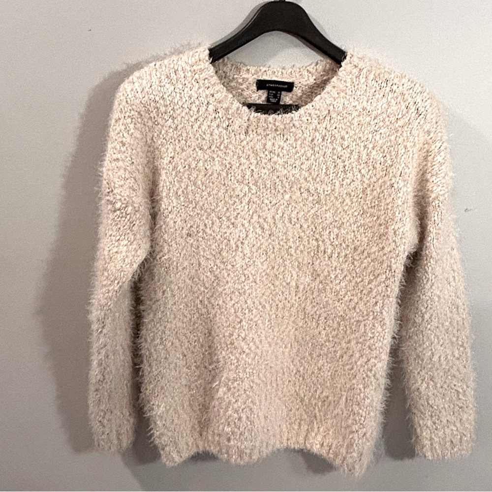 Atmosphere women’s fuzzy knit sweater in a size 6